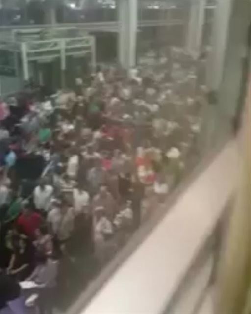 مشهد من داخل مطار بيروت يثير الجدل.. ماذا يحصل؟ ⠀ حصل "لبنان 24" على فيديو...