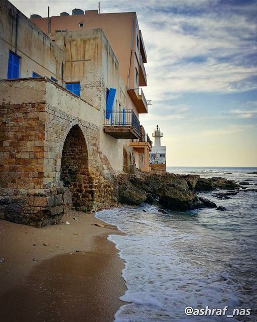 مع قصص الريح غرّبنيع شطوط العمر غرّبنيواكتبني اكتبني... عالورق اكتبنيعال (Tyre, Lebanon)