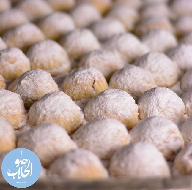 معمول العيد على البواب 😍😋 ولا أطيب من هيك👌 😍🤗😄😋  معمول_جوز  حلو_الحل (Abed Ghazi Hallab Sweets)