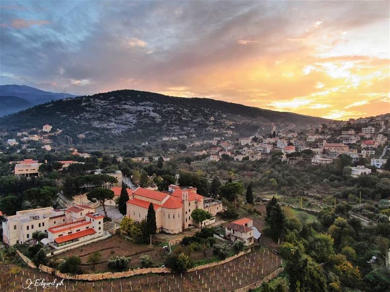 مغيب الشمس من القبيات 😍 photo taken by @eddbeich161  lebanese kobayat♥️... (Al Qubayyat, Liban-Nord, Lebanon)