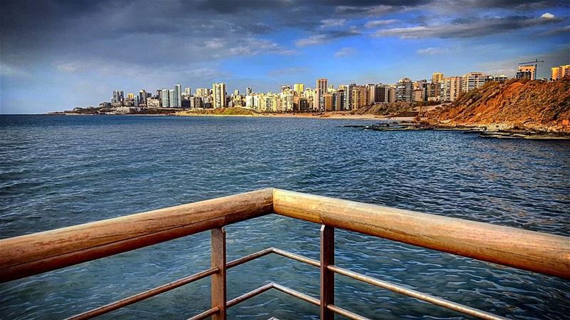 مقهور عليك يا وطني خايف الوقت العم بيفوت... يجبرني يوم و انحني وقلك بخاطرك...