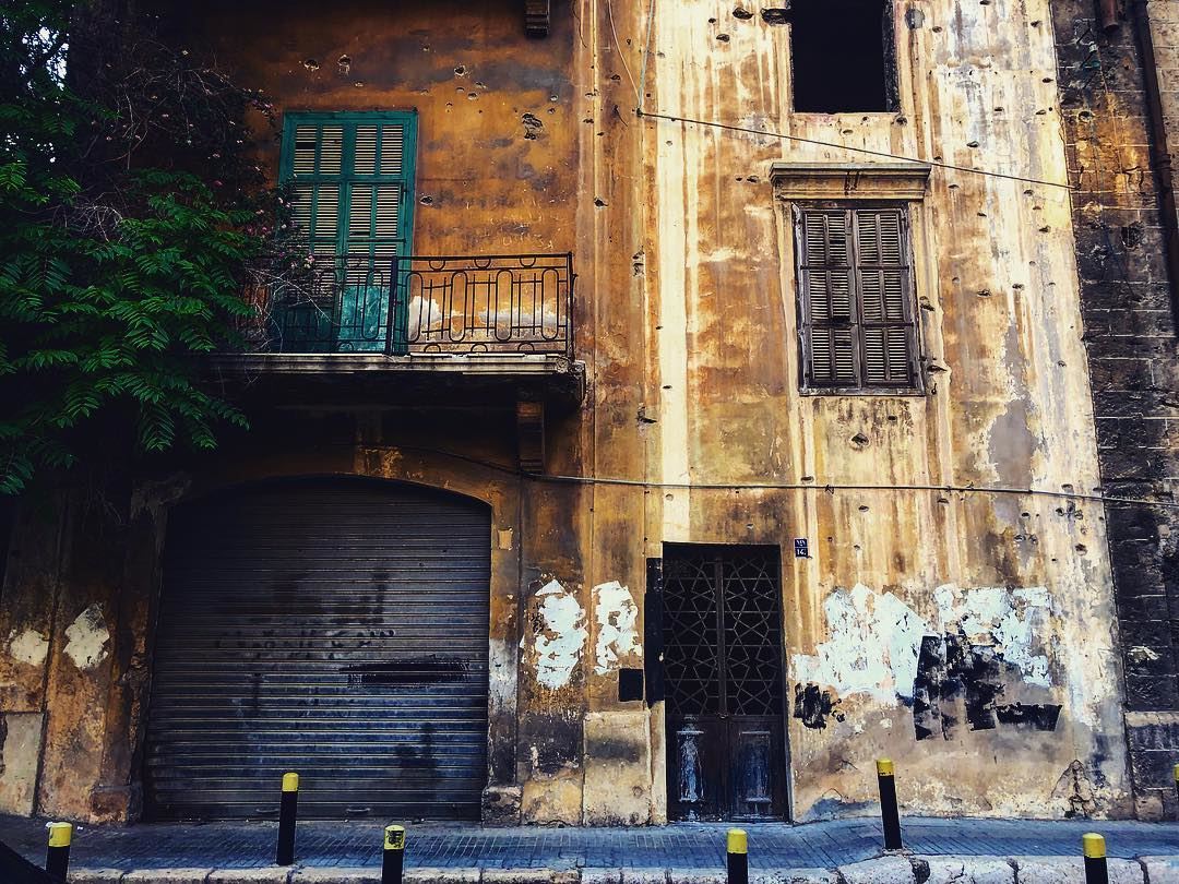 ممنوع الوقوف 🤳🏾...When an old house turns into an art piece 🕯...... (Beirut, Lebanon)
