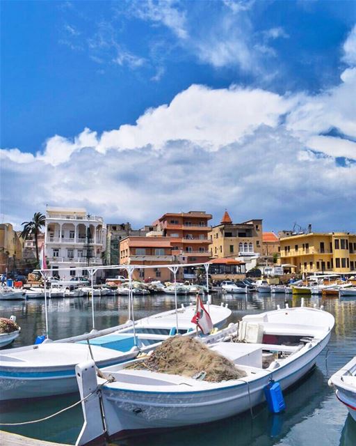 من إهدن إلى صورقلبي هو جسر العبورتختصر بآثارها حضارات مرّت عبر العصوروعن (مدينة صور - Tyre City)