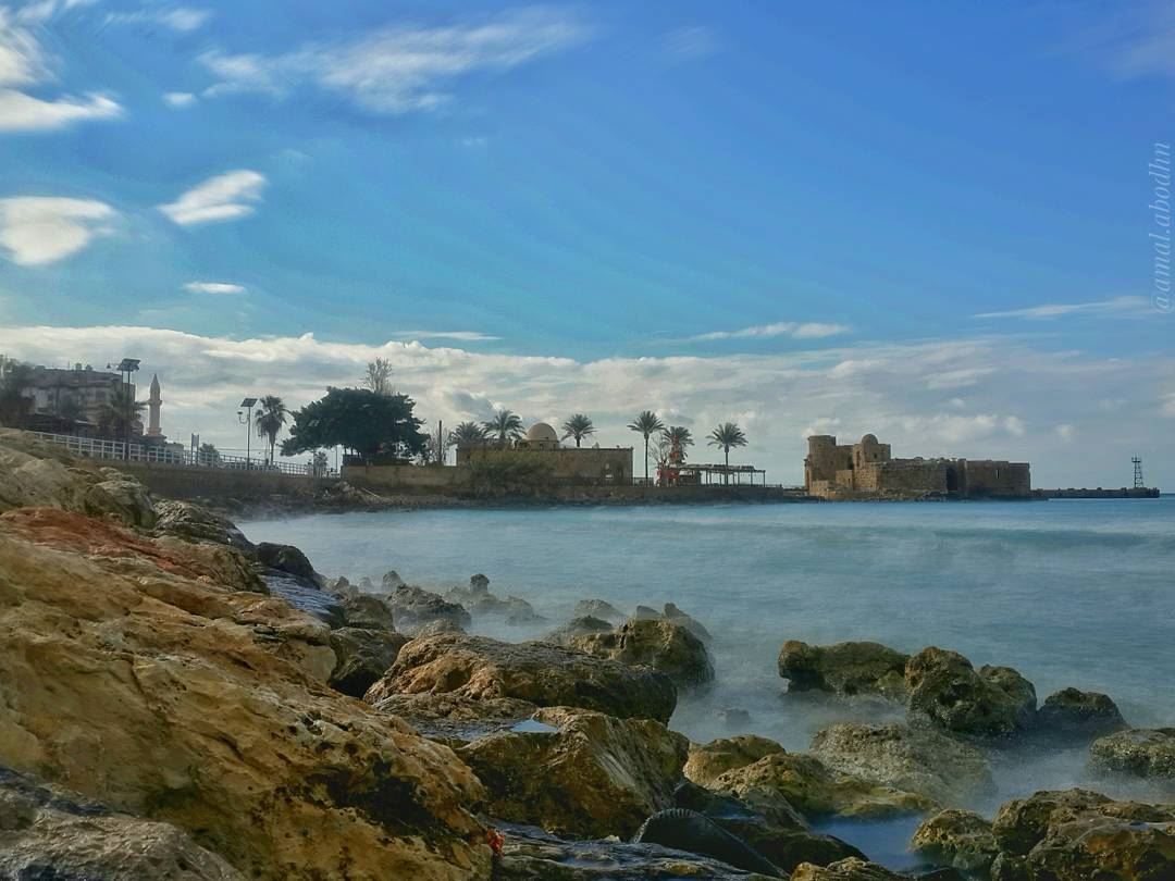 من الطبيعي أن ترى السفينة في الماء لكن من الخطر وجود الماء في السفينة،، فكن (Sidon Sea Castle)