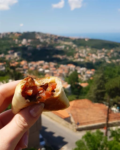 من بيت شباب أطيب فطاير ببندورة من إيدين الماما .. Livelovebeitchabab ... (Beït Chabâb, Mont-Liban, Lebanon)