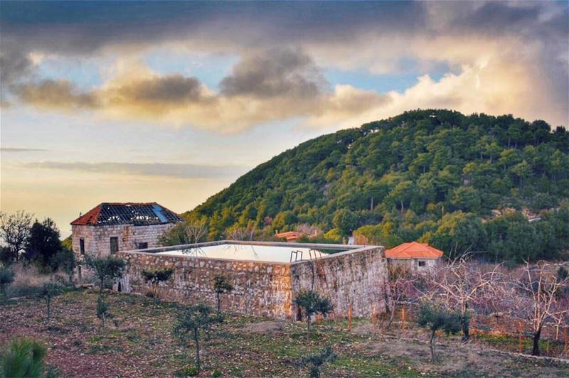 من بيتِك مرسوم كروم والشمس تدهّب قمحيوبعدو الرسّام المغروم يلوّن ويرجع و (Ehden, Lebanon)