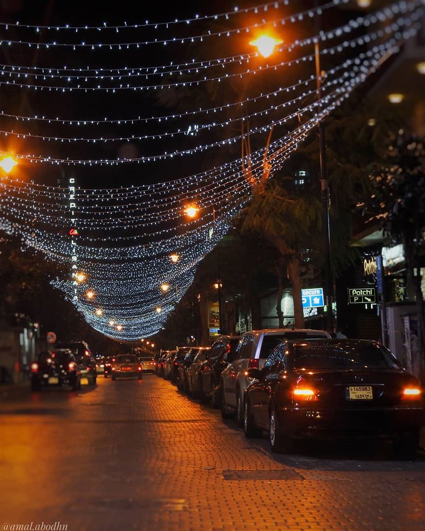 من شو بتشكي  بيروت  الحمرا  hamra  beirut  beirut_city  beiruting  lights... (Hamra, Beyrouth, Lebanon)