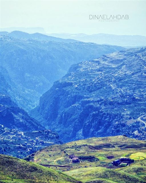 من عجائب الطبيعة وضعها النقيض بجوار النقيض.. ما أقامت ارتفاعاً إلّا اوسعت ت (Baalbek, Lebanon)