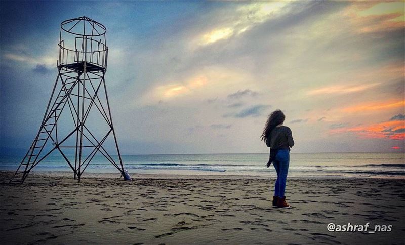 من عز النوم بتسرقنيبهرب لبعيد بتسبقنييا حبي صرت بآخر أرضعم أمشي وتمشي في (Tyre, Lebanon)