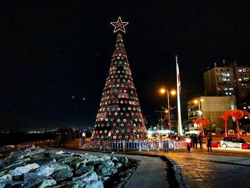 من مدينة صور @tyrepage ❤🎄كنّا نزين شجرة صغيرة ونعلّق فيها اجراس...عليها... (Tyre, Lebanon)
