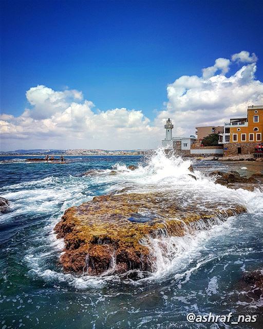 من يوم اللي تكوّن يا وطني الموجكنا سوا...ليوم اللي بيعتق يا وطني الغيمرح (Tyre, Lebanon)