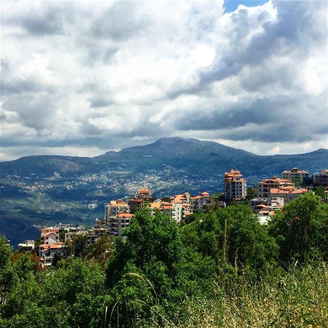 منظر غائم كلّياً..☁️💙————————— mountains  village  cloudy  sky ... (Baalchmay, Mont-Liban, Lebanon)