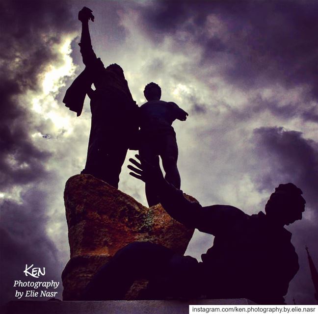 ...مهما يتجرح بلدنا منلمّو ولو كنا قلالقلال ولكن ما تعودنانبكي ونندب ع... (Martyrs' Square, Beirut)