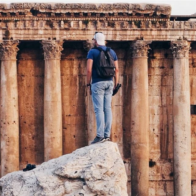  مين سرق العامود؟ baalbeck  livelovebeirut  livelovebekaa ... (Baalbek, Lebanon)