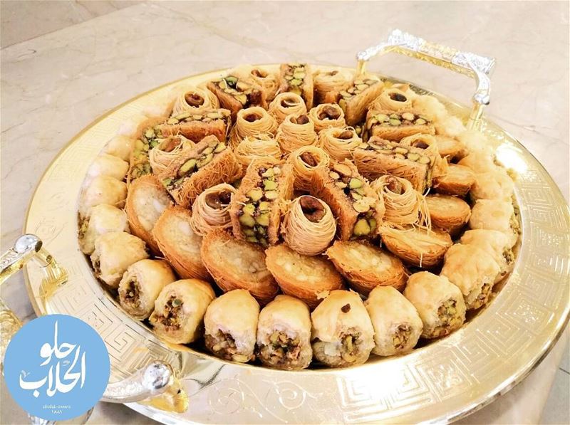 مين عبالو بقلاوة 👌 Pistachios , pine nuts & cashew nuts😍 the best... (Abed Ghazi Hallab Sweets)