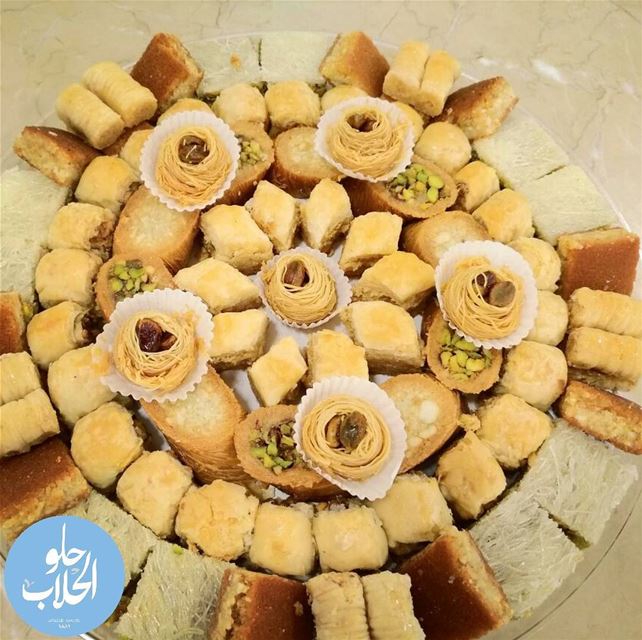 مين عبالو بقلاوة 👌 Pistachios , pine nuts & cashew nuts😍 the best... (Abed Ghazi Hallab Sweets)