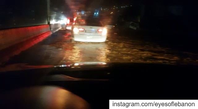 مُباشرةً: أوتوستراد  البترون تجتاحه السيول 🌧 lebanon  storm  batroun ... (Batroûn)