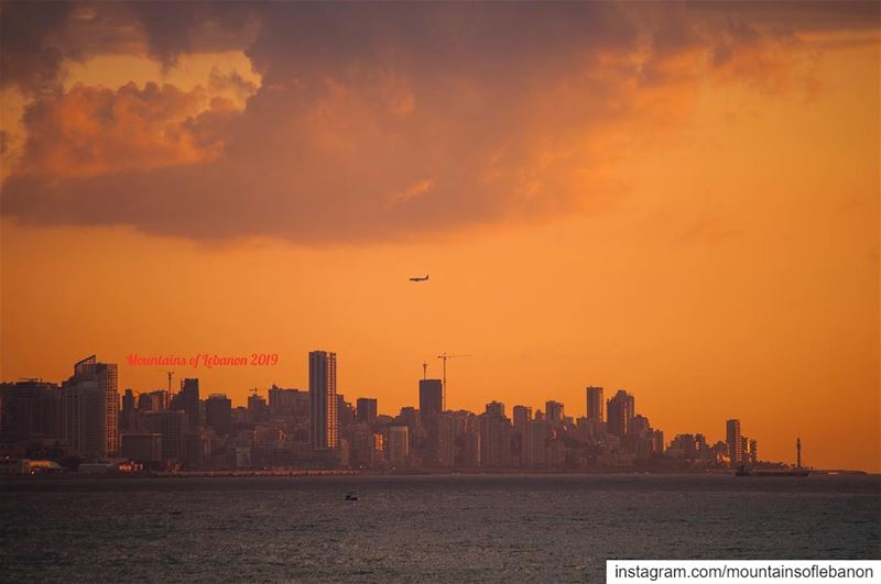 نباشر الهبوط ال مطار ... بيروت Beirut skyline and Spring Sunset skyline ... (Beirut, Lebanon)