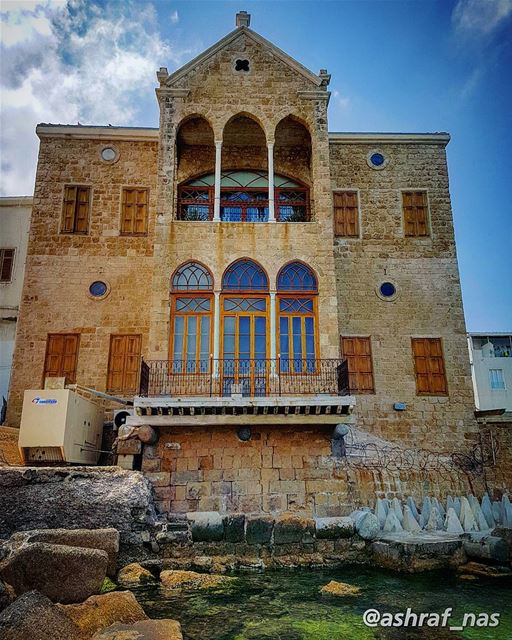 نحن مكشوفان للعالم كشرفةٍ بحريةومرئيان كسمكتين ذهبيتينفي إناءٍ من الكريست (Tyre, Lebanon)