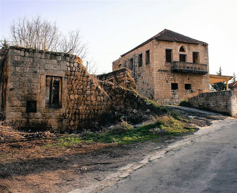 نحنا اللي كنا بهاك العلية نبقى نلعب بالقناطر وقت الشتوية .. و بعدتنا الطري (Beïno, Liban-Nord, Lebanon)