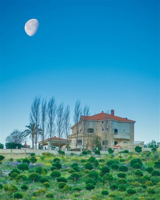 نحنا و القمر جيران 🏡🌝 moon  crescent  crescentmoon  moonset  morning ...