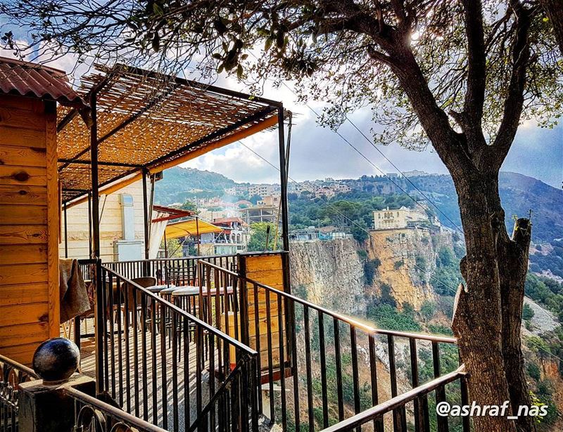 نسم علينا الهوامن مفرق الوادي...يا هوا دخل الهواخدني على بلادي...... (Jezzîne, Al Janub, Lebanon)