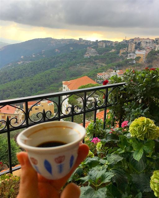 نسمات الفجرخيوط الشمس الاولىصوت فيروزرائحه القهوةتفاصيل تسكن الصباحمن... (Broummâna, Mont-Liban, Lebanon)