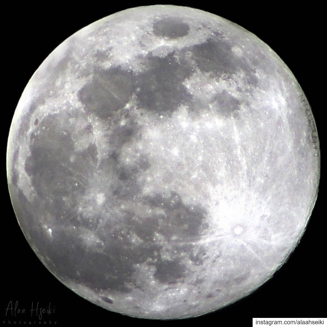 هكذا ظهر القمر العملاق الكبير ليلة أمس.. "القمر الدافئ المكتمل" وهو القمر ا (Baïssoûr, Mont-Liban, Lebanon)