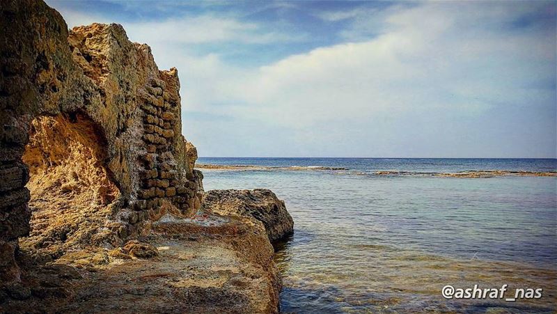 هل تجيئينَ معي إلى البحرْلنحتمي تحت عباءته الزرقاءْ...لقد تفكَّك الزمنُ ب (Tyre, Lebanon)