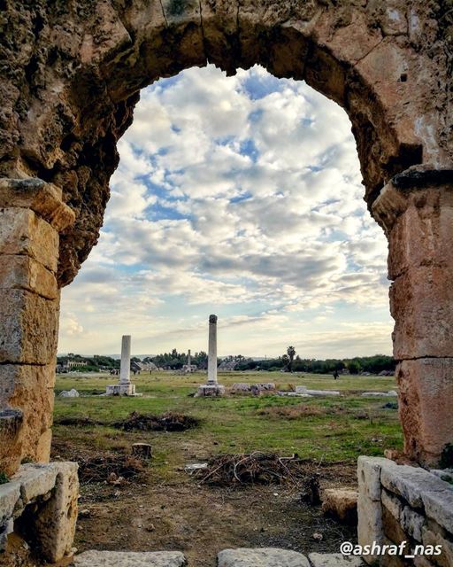 هنا تحت كل ترابة مفاتن مجدهنا الله شرع بابه وضمك ضمة وجدهنا جبل، لا الأسا (Roman ruins in Tyre)
