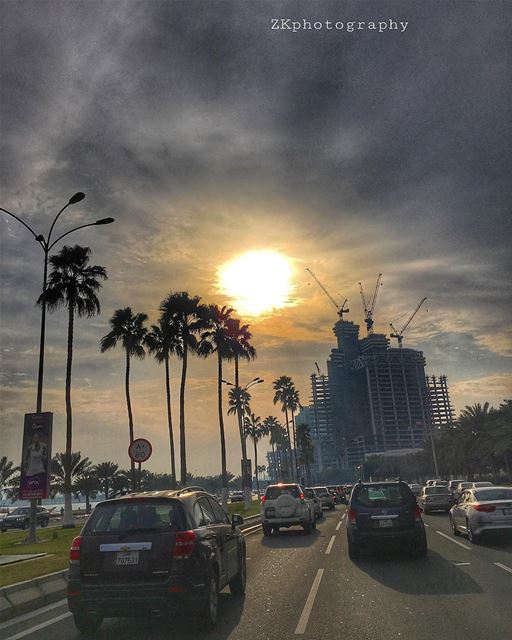 هناك حب يمر بنا فلا هو يدري ولا نحن ندري. •درويش • • amazing_qatar ... (Doha Corniche)