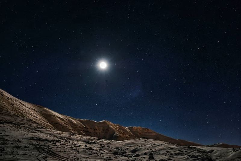 هون السّما قريبي  lebanon  stars  mountains  scenery  moon  sunsetlovers ...