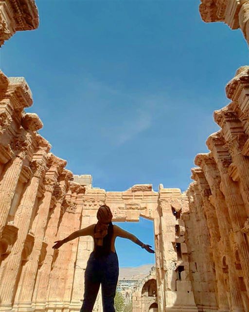 "هون رح نبقىنسعد ونشقى نزرع السجرةوحدا الغنيي وللدنيينحكي حكاية إلهيي (Baalbek , Roman Temple , Lebanon)