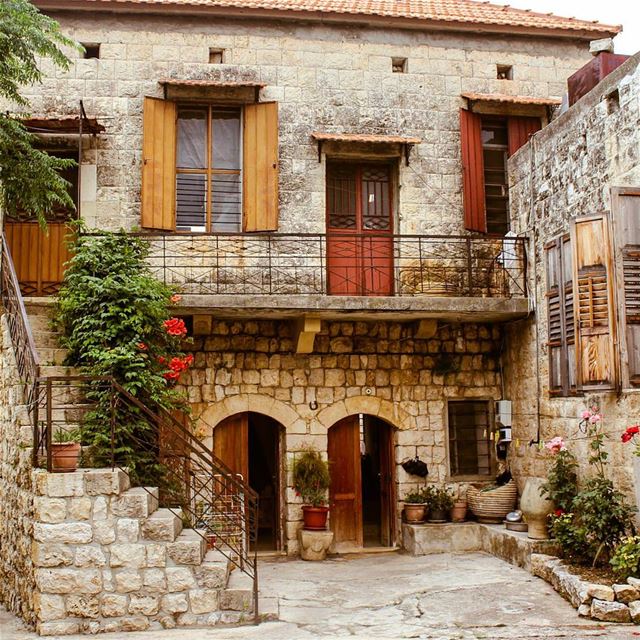 هيدا أكتر بيت فيه بواب و شبابيك ببينو ❤😍🌹🌺 عتق  بيت_حجر  ضيعة❤...... (Beïno, Liban-Nord, Lebanon)