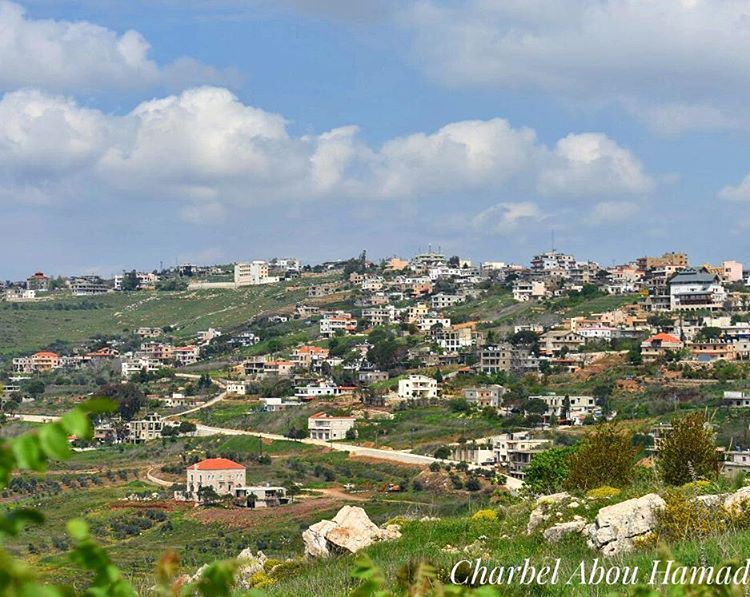 هيدي الأرض من تعب جدودنا ورح تستمر لاولادنا . whatsuplebanon  ig_lebanon ... (El Qlaïaâ, Al Janub, Lebanon)