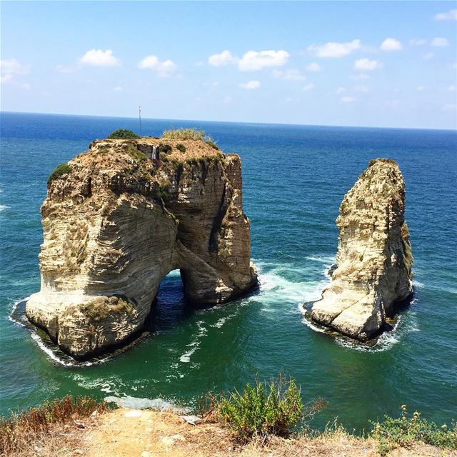 هيدي صخرة الروشة حاضرة ناضرة ؛ اذا حدا جايي عبالو ينطّ! هلا بالاتنين ... (Beirut- Al Rawsheh)