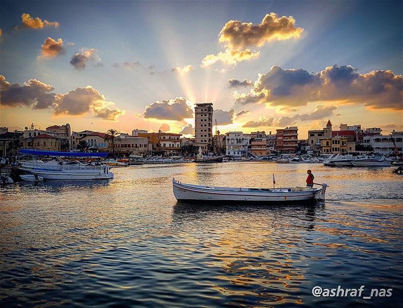 هيلا يا واسع... مركبك راجع... livelovetyre  ig_lebanon  livelovebeirut ... (Tyre Fishermen Port.)