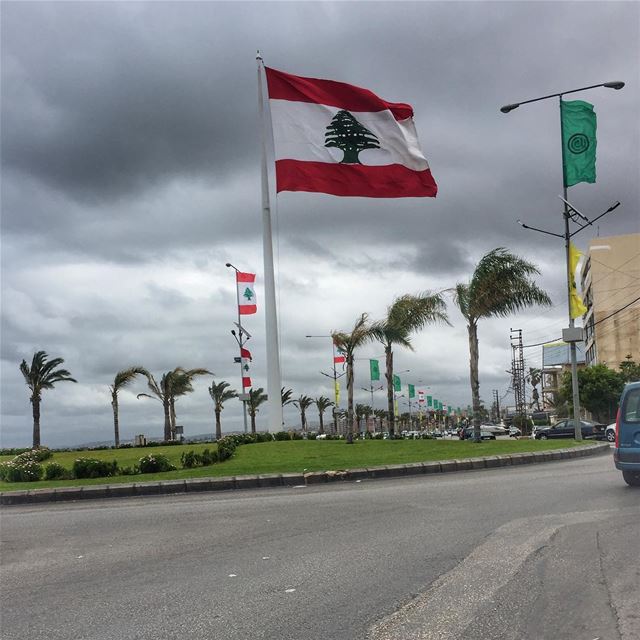 و إذا نحنا إتفرقنا بيجمعنا حبكو حبة من ترابك بكنوز الدنييو بحبك يا لبنان...