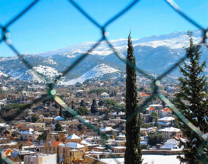 و سيجنا لبنان 👀 الحدود... lebanon  beino  beinovillage  blue  ... (Beïno, Liban-Nord, Lebanon)