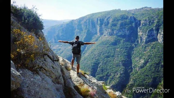 و نعشق الأرض التي لا هواء بها و لا ماؤها عذب.. و لكنها وطن .. عقبال الاستقل (Lebanon)