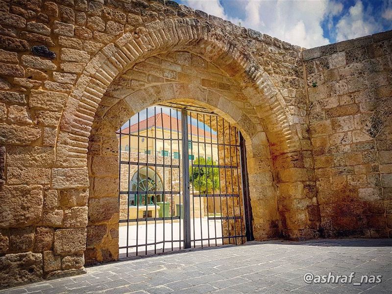 وإذا الأرض مدورة يا حبيبيرح نرجع نتلاقى يا حبيبي...نتلاقي بالبيت بفي القن (Tyre, Lebanon)