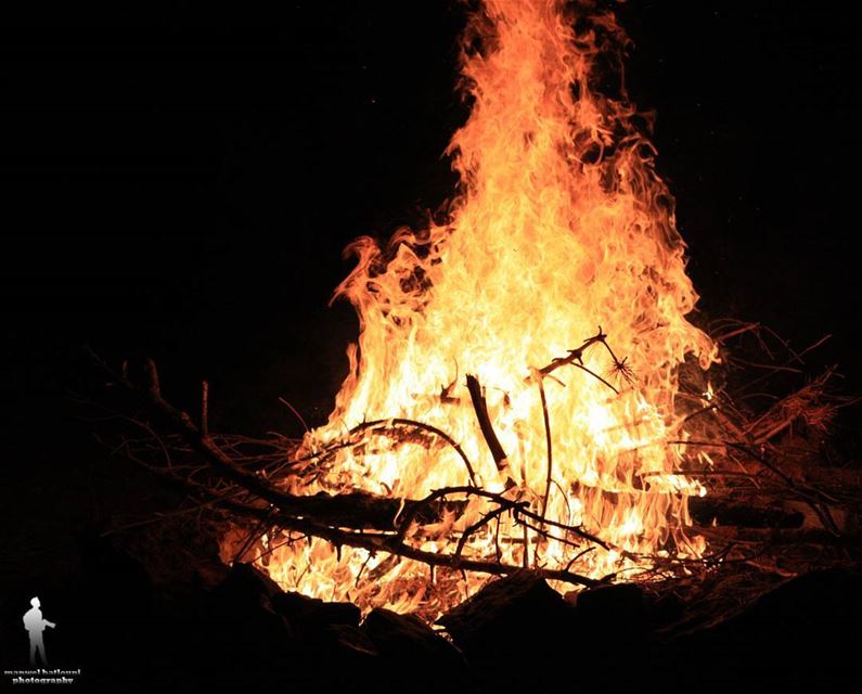 والنار عم تغفى بحضن الموقدة.... goodeve  nigh  camping⛺️  fire goodeve...