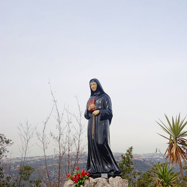 وان جنت الريح مع الام المسيح ،يا سوسنة لبنان (Hemlâya, Mont-Liban, Lebanon)