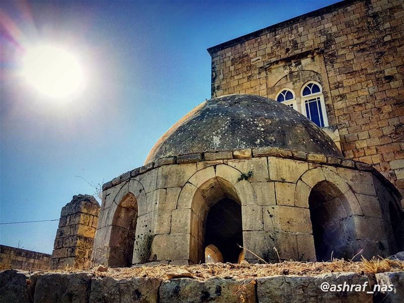 وبعدا الشمس بتبكي... عالباب وما تحكييحكي هوا بلادي... خدني... خدني على بلا (Deir El Qamer, Mont-Liban, Lebanon)
