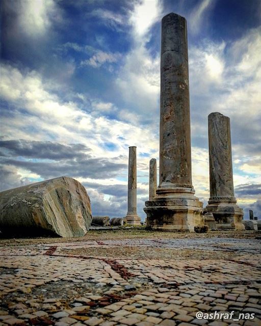 وقطعاً هي بطلة المدن والكلام عليها ما له  نهايةسعيد عقل - لبنان إن حكى... (Roman ruins in Tyre)