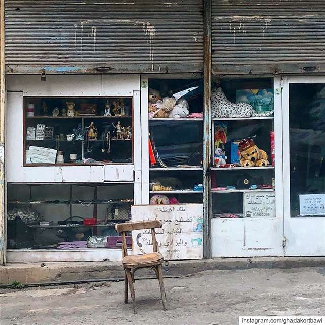 وقف  ملك_الخياط.... oldshop  vitrine  facade  closed  chair  empty ... (Dawra, Beyrouth, Lebanon)