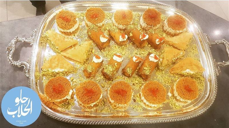 ولا أطيب من هيك قشطيات 👌😍  حلو_الحلاب Perfect tray 😁😁 of mixed... (Abed Ghazi Hallab Sweets)