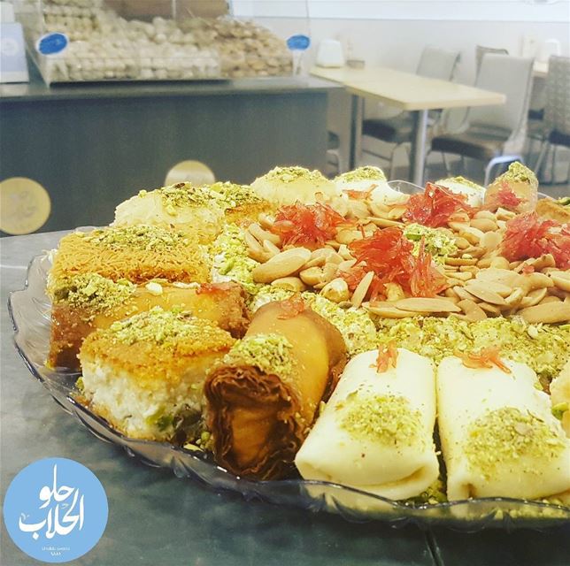 ولا أطيب من هيك قشطيات 😍  حلو_الحلاب Perfect tray 😁😁 of mixed kashtayat... (Abed Ghazi Hallab Sweets)