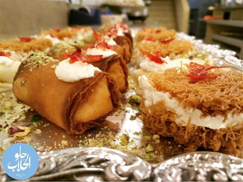ولا أطيب من هيك قشطيات 👌😍  حلو_الحلاب Perfect tray 😁😁 of mixed... (Abed Ghazi Hallab Sweets)