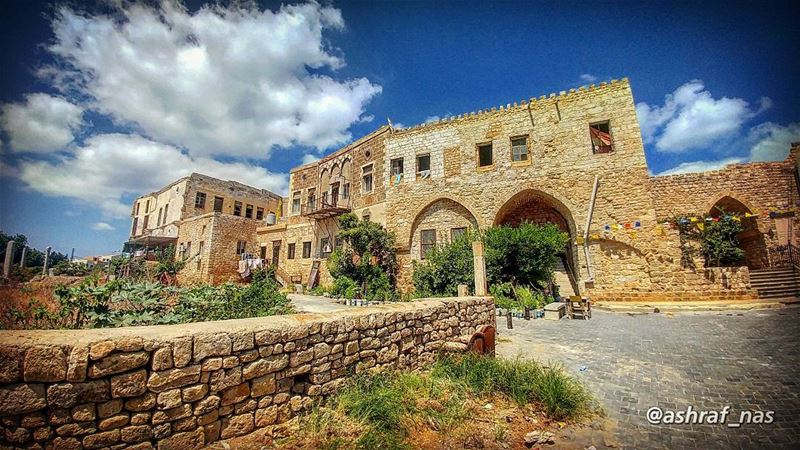 وينن، وين صواتن وين وجوهن ويننصار في وادي بيني وبينن، وينن...ركبوا عربيات (Tyre, Lebanon)